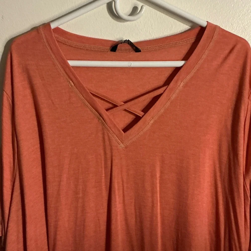 BloomChic Coral V-Neck Short Sleeve Top - Picture 3 of 6
